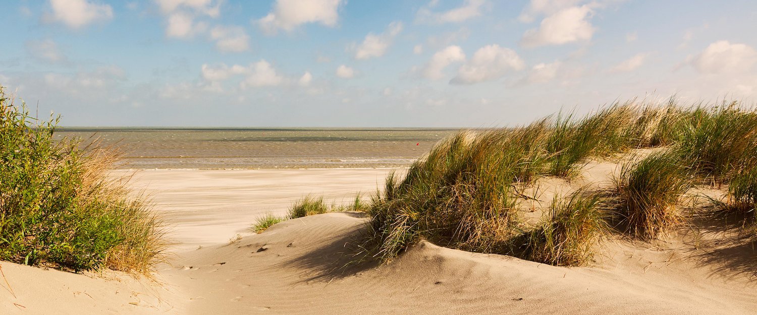 Traumhafte Sandstraße entlang der belgischen Küste Traumhafte Sandstraße entlang der belgischen Küste
